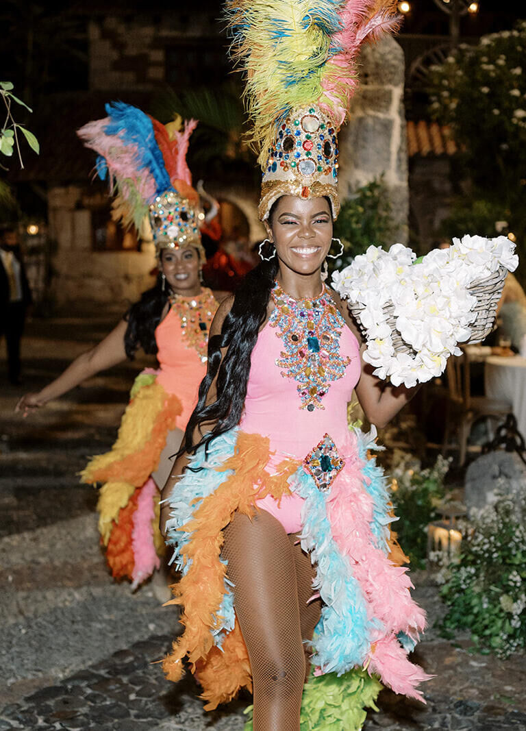 Wedding Tips: Two Carnival performers.